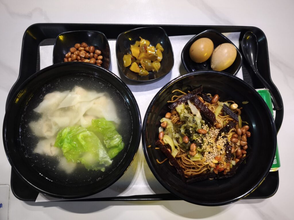 海口美蘭空港で食事クーポンを使って食べた海南粉(和え麺)のセットとワンタン